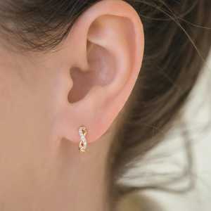 Pendientes Infinity Twist Huggie con diamantes solitarios de laboratorio de corte redondo engastados en pavé, aros pequeños gruesos de 11 mm, oro macizo de 10K, 14K, 18K - Product Image 2