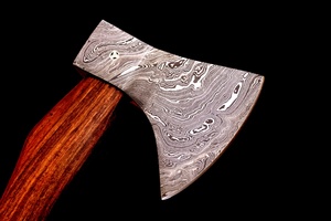 Hache de camping artisanale en acier Damas d'A&M ENTERPRISES avec manche en bois naturel et étui en cuir assorti, haches rustiques pour l'extérieur - Product Image 3