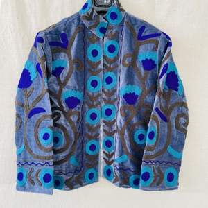 Chaqueta de algodón Suzani hecha a mano en India, chaqueta corta bordada a mano, abrigo unisex, chaqueta corta Suzani hecha a mano - Product Image 1