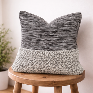 Housse de coussin décorative bohème avec pompons, coton et laine de haute qualité, style boho, 20x20 pouces, motif losanges. - Product Image 4