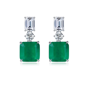 Boucles d'oreilles en platine avec diamants taille émeraude et émeraudes de laboratoire certifiées IGI – Bijoux de mariage classiques pour femme - Product Image 1