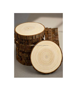 Ensemble de quatre sous-verres en bois faits à la main avec des motifs sculptés uniques, parfaits pour offrir à vos proches lors d'occasions spéciales - Product Image 2