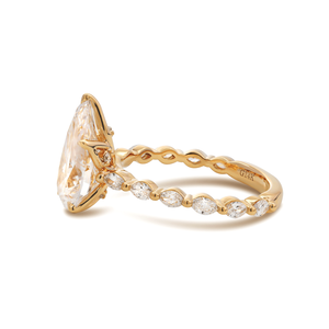 Bague de fiançailles en or jaune 14 carats avec diamant de laboratoire taille poire de 3 carats, bande de diamants ronds festonnés, certifiée IGI, halo caché. - Product Image 5