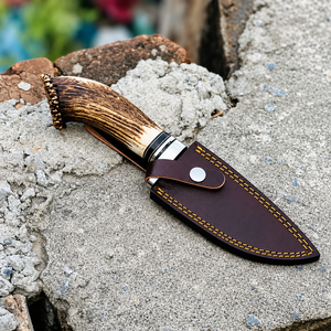Cuchillo de hoja fija de acero de Damasco hecho a mano con mango de cuerno de ciervo y funda de cuero para camping y desollado al aire libre - Product Image 5