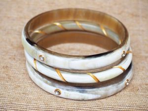 Brazalete de Cuerno Personalizado con Diseño Elegante y Bonito para Regalo de Compromiso, Brazalete de Cuerno de Vaca Auténtico a Precio de Mayoreo - Product Image 3