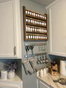 Estante de especias de madera maciza de gran capacidad premium, de 20 a 28 pulgadas de ancho, de cuatro niveles, para montar en la pared, organizador de cocina para botellas de especias. - Product Image 2