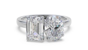Anillo Clásico Toi Et Moi con Esmeralda y Corte Ovalado, Diamante Cultivado en Laboratorio de 0.80 Ct en Platino - Product Image 3