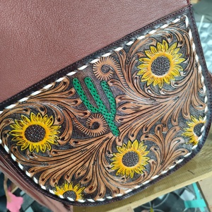 กระเป๋าสะพายพาดลำตัวหนังกลับหนังวัวหนังนิ่มสไตล์ตะวันตกดีไซน์เนอร์เป็นเครื่องมือลายดอกไม้2025ออกใหม่ - Product Image 5