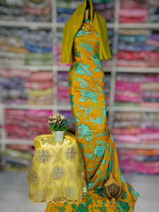 Maqbal Dirac somalien belle combinaison de couleurs avec un motif de fleurs en velours de couleur violette sur tissu de coton doux blanc neige - Product Image 3