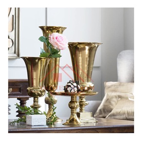 Accueil Hôtels et restaurants Vase à fleurs en métal antique doré pour la décoration de jardin Urnes de sol de mariage Planteur - Product Image 1