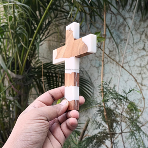 Cruz de Madera y Resina de Diseño Personalizado para Colgar en la Pared, Regalos Cristianos, Bautizos y Ocasiones Religiosas - Product Image 1