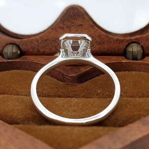 Bague de fiançailles de luxe unique en or massif 14 carats avec diamant de laboratoire taille émeraude 2 carats, sertissage clos, certifiée IGI, solitaire - Product Image 2