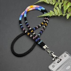 Chaîne de corps perlée faite à la main avec fermoir métallique, tissée en noir, blanc, jaune, rose, bleu et violet, motif géométrique, accessoire élégant - Product Image 1