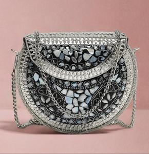 Bolso de mano de metal pulido con incrustaciones de cristal, forma personalizada, de alta gama, para eventos, concursos y ocasiones sofisticadas. - Product Image 3