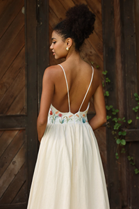 Vestido Maxi sin Mangas de Algodón y Seda Crema con Bordado a Mano para Mujer, Elegante Vestido de Verano con Bordado Floral Artesanal y Cuello en V - Product Image 6