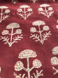 Tela de algodón estampada a mano en color rojo con diseño floral Buta en blanco |   Venta al por Mayor en Jaipur - Product Image 2