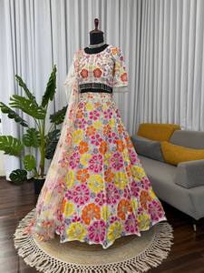 Lehenga Choli de Material Faux Georgette para Bodas Modernas Indias con Bordado de Hilo y Lentejuelas y Dupatta de Red Suave con Diseño de Mariposa - Product Image 2