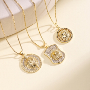 Collana con Pendente a Forma di Elmo Spartano e Corona Hip-Hop QIKU, Catena con Zirconi Cubici per Uomo e Donna, Stile Streetwear - Product Image 1
