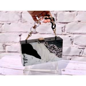 Sac à main en résine de luxe fait à la main pour femmes Accessoire de mode pour les fêtes Soirée Vaisselle et décorations - Product Image 1