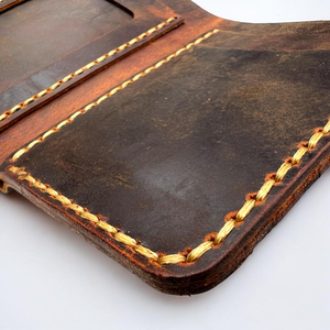 Cartera de Cuero Genuino MAKUM INTERNATIONAL, Color Morado Oscuro con Costuras, Diseño Minimalista, Tarjetero Triple para Hombre - Product Image 6