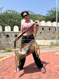 Sac polochon en cuir de vachette usiné de style vintage fait à la main Sac de voyage unisexe en cuir de vachette occidental à franges - Product Image 4