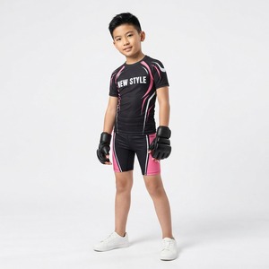 Ensemble de sport MMA personnalisé pour filles : Rashguard à manches courtes et short de combat assorti – Tenue d'entraînement athlétique par sublimation - Product Image 2