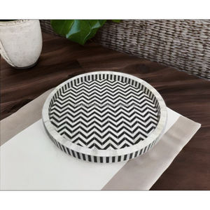 Bandeja Redonda Decorativa con Incrustaciones de Hueso, Diseño Chevron Blanco y Negro, Hecha a Mano de Primera Calidad - Product Image 2