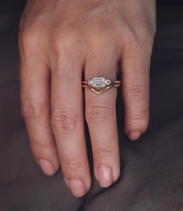 แหวนเพชรทรงมรกตเม็ดเดี่ยว 1 กะรัต แบบมินิมอล ตะวันออก-ตะวันตก ทองคำขาว 14K วงแหวนหน้ากว้าง 1.6 มม. ประดับเพชรด้านข้างทรงบริลเลียนท์ แหวนหมั้น - Product Image 5