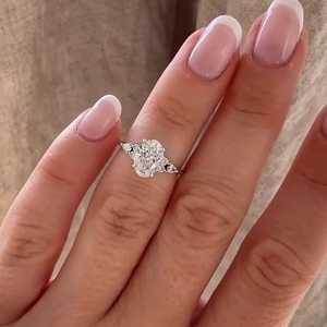 Bague de fiançailles ovale personnalisée en or massif 14K 18K avec diamant de laboratoire et accents de pierres latérales rondes et en forme de poire, bague statement, vente en gros - Product Image 3