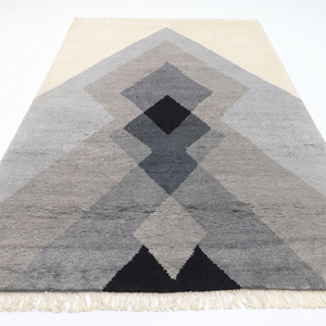 Tapis géométrique moderne gris ivoire noir à motifs losanges superposés, avec franges, antidérapant, écologique, tufté à la main, en laine épaisse, moyen - Product Image 2