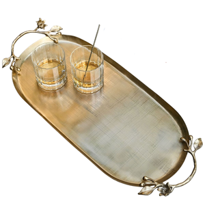 Plateaux de service ovales en métal plaqué or tendance pour la maison et les mariages, plateaux de service pour aliments et boissons avec poignée - Product Image 1