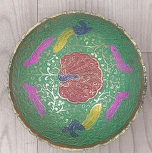 Exquisito tazón de latón verde con motivos de pavo real en rosa y amarillo en plena floración, disponible a precios de mayorista. - Product Image 1