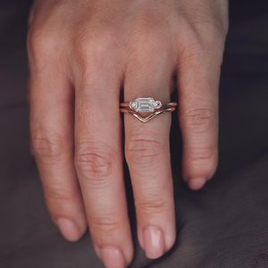 Anillo de compromiso minimalista de oro con moissanita de corte esmeralda y tres piedras, anillo de promesa delicado con piedras laterales redondas - Product Image 3