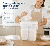 Seau en plastique transparent multi-capacités avec couvercle et poignée, idéal pour le stockage alimentaire et l'emballage en cuisine