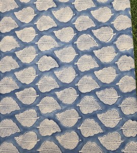 Tela de algodón estampada con motivos de hojas azules, tejida a mano en India, material de costura, tela de algodón estampada por yarda, suave y ligera para coser. - Product Image 2