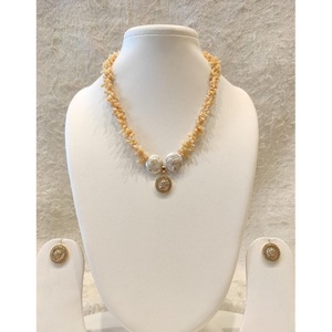 Elegante conjunto de collar y aretes de latón chapado en oro de primera calidad con auténticos corales para mujer, colección para bodas. - Product Image 1