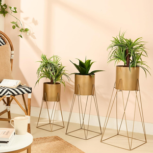 Vente chaude Blanc Or Fonte Métal Aluminium Jardinière Stand Lumière Style Fer Fil Fleur Triangle Balcon Jardin Décor pour Plancher - Product Image 4