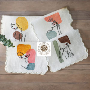 Illustrations de jeunes filles gracieuses brodées sur lin naturel, ajoutant une élégance artistique et un charme moderne aux cocktails et aux réceptions. - Product Image 5