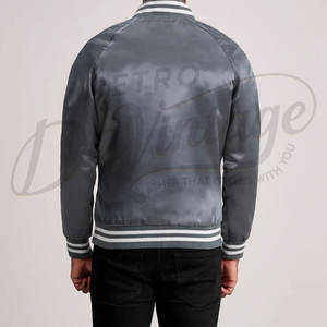 Chaqueta Varsity Gris Satinada para Hombre, Estilo Clásico de Béisbol, Chaqueta Bomber Casual con Botones a Presión, Estilo Letterman con Ribete Acanalado a Rayas - Product Image 2