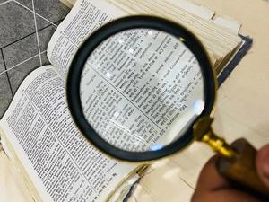 Loupe grossissante de 3 pouces en laiton avec poignée ronde en bois - Product Image 3