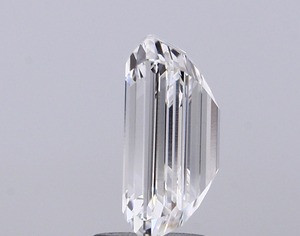 Diamant blanc de laboratoire de 3,25 carats, taille émeraude, couleur F, clarté VVS2, polissage excellent, pour une joaillerie de luxe moderne. - Product Image 3