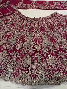 ชุดเลเฮนกาโชลีปักลายสีมารูนสำหรับเจ้าสาว พร้อมผ้าคลุมไหล่เน็ต – งานปักดิ้นทองและเลื่อมอย่างประณีต ชุดแต่งงานดีไซเนอร์สำหรับผู้หญิง - Product Image 5