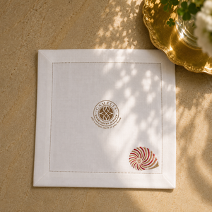Coquille de palourde élégante brodée 100 % lin, ajoute une touche raffinée au style côtier, faite à la main pour un luxe moderne, idéale pour l'accueil et les cadeaux. - Product Image 1