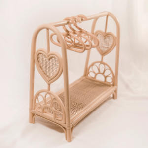 Porte-vêtements pour poupées, rail à vêtements, meilleurs prix, jouets pour enfants, support de rangement en rotin durable pour poupées - Product Image 1