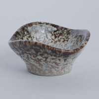 Assiette carrée en céramique grès marron crème au design moderne, passe au lave-vaisselle, avec glaçure réactive, idéale pour la sauce soja et les sushis