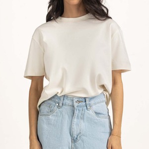 T-shirt blanc minimaliste à col rond pour femme avec logo personnalisé, fabricant de chemises à manches courtes pour femme, dernier design, style estival élégant - Product Image 1