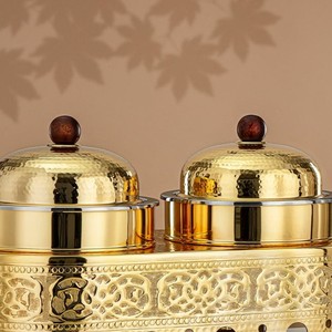 Plat à chafing double de luxe doré en acier inoxydable martelé, chauffe-plats avec base arabe embossée et poignées en bois pour buffet et réceptions - Product Image 4