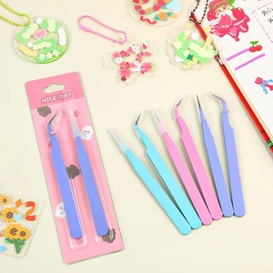 Juego de 6 Pinzas para Cejas Curvas Rosadas Nice Day, Puntas Puntiagudas, Mango de Acero Inoxidable, Hechas a Mano, Duraderas, Precisión en el Cuidado Personal - Product Image 4