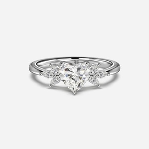 Anillo de Compromiso Floral con Diamante Cultivado en Laboratorio de 2 Quilates con Corte Corazón, Oro Amarillo de 14K, Venta al por Mayor - Product Image 1