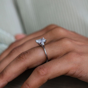 Anillo de compromiso de oro blanco de 10K con corte radiante solitario y circonitas cúbicas baguette cónicas, anillo de tres piedras de oro macizo, regalo - Product Image 3